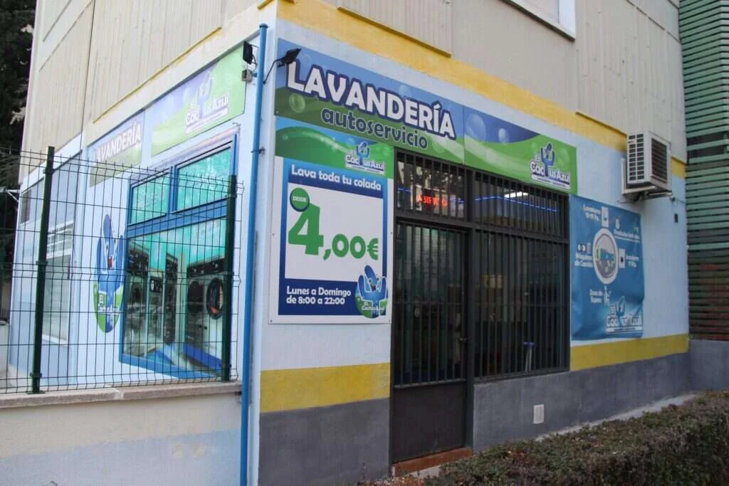 Fachada de la lavandería en Av. de Baunatal, 8